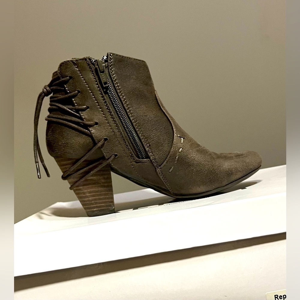 🖤 Brown boots with amazing details by Report